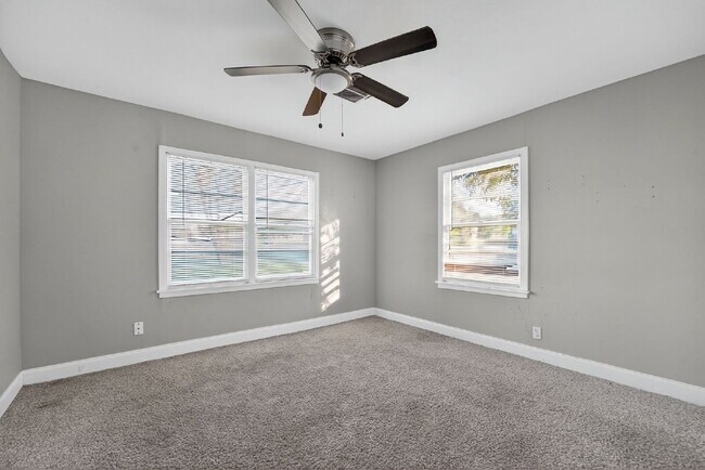 Building Photo - Charming 3-Bedroom Home on a Corner Lot in Fort Worth!