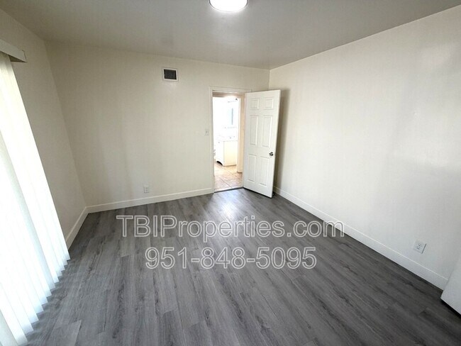 Building Photo - 3552 N Alameda Ave