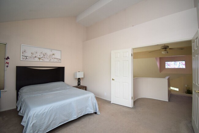 Building Photo - Bright Holladay 4 Bed Home – High Ceilings in Prime Location!!