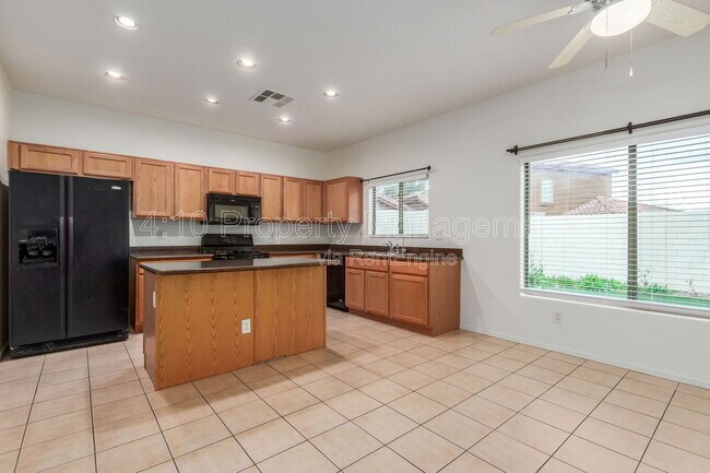 Building Photo - 2644 E Chester Dr