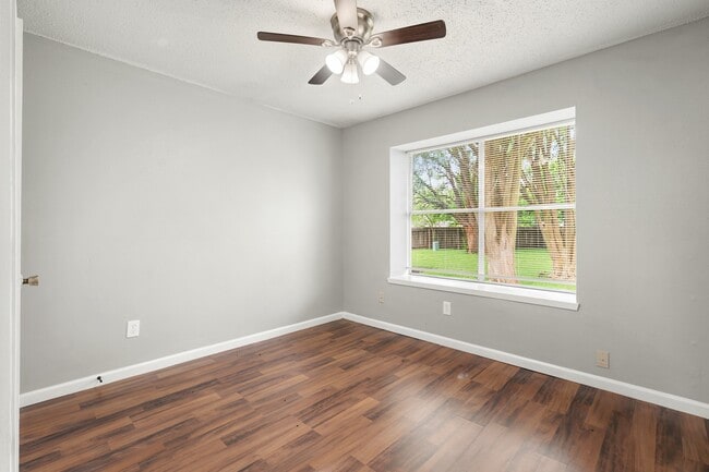 Building Photo - 2220 Spruce Dr