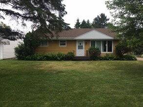 Building Photo - Great Home W/Detached Garage, Close to Campus!