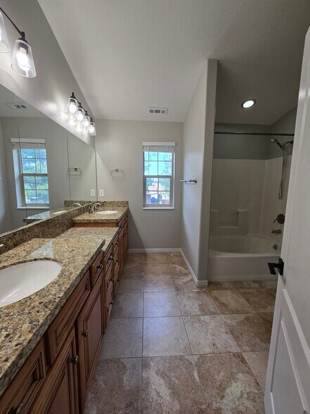 Building Photo - 287 E Rockingham Ct