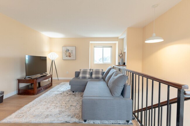 Building Photo - Contemporary New home in Monrovia