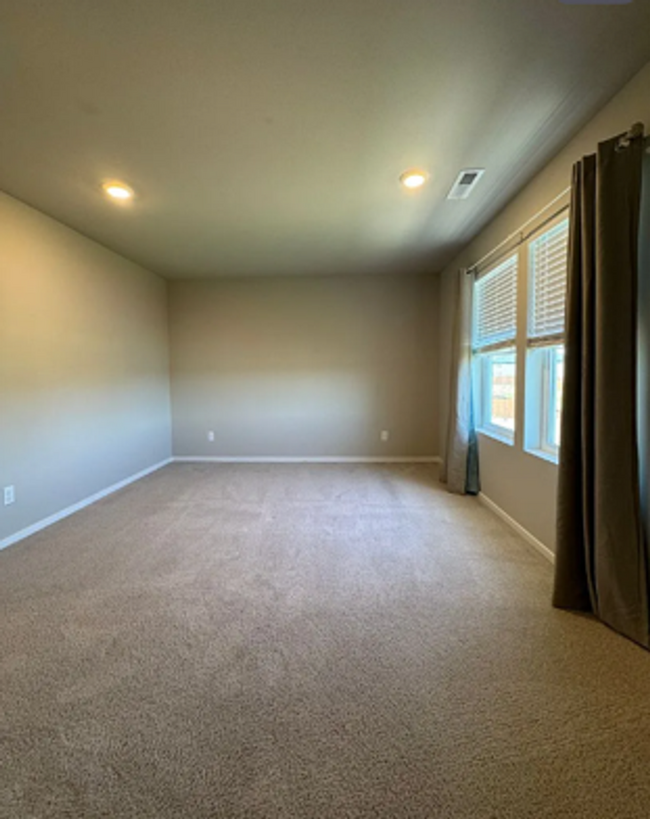 Building Photo - Stylish 4 bed/2.5 bath house