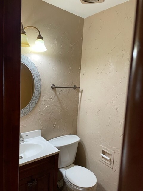 jack n Jill 1/2 bath - 1919 George Washington Blvd