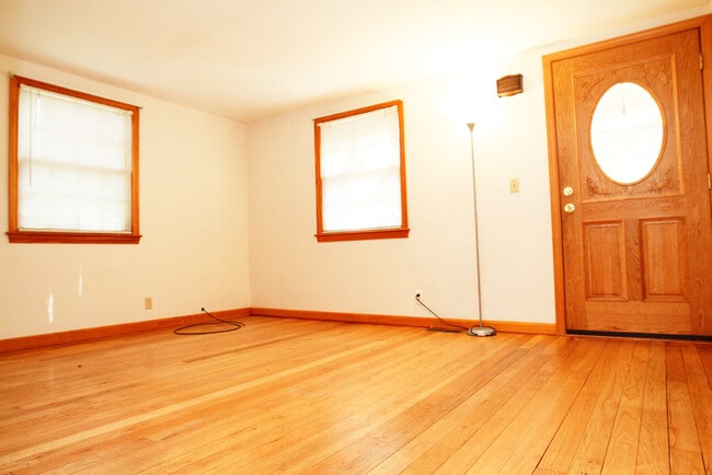 Building Photo - Charming 3BD / 1 Bath on Cul de sac