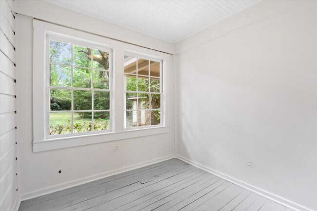 Building Photo - Remodeled Beauty in County Club Village