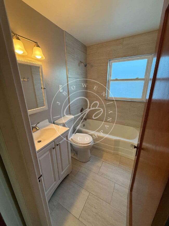 Building Photo - 2 bed duplex ready for you to call home! W...