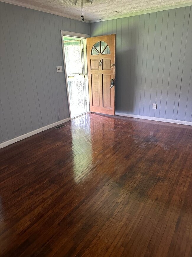 Building Photo - 3 bed house in Church Hill! Central HVAC, laundry, yard with shed!