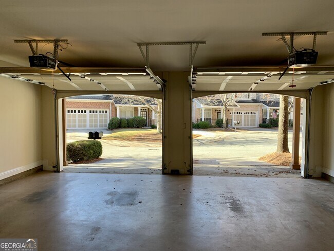 Building Photo - 5460 Glenridge View NE