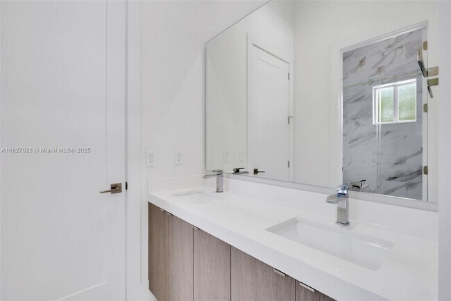 Building Photo - 10203 SW 136th St