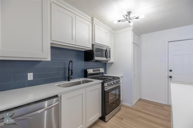 Building Photo - Furnished 3 bedroom 2 bathroom