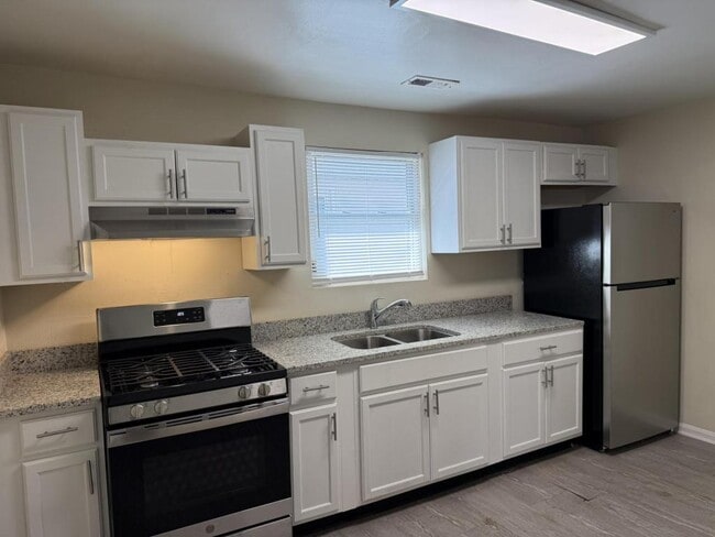 Building Photo - 1722 Selden Ave