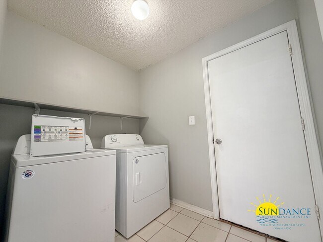 Building Photo - Stunning 3 Bedroom Home in Mary Esther!