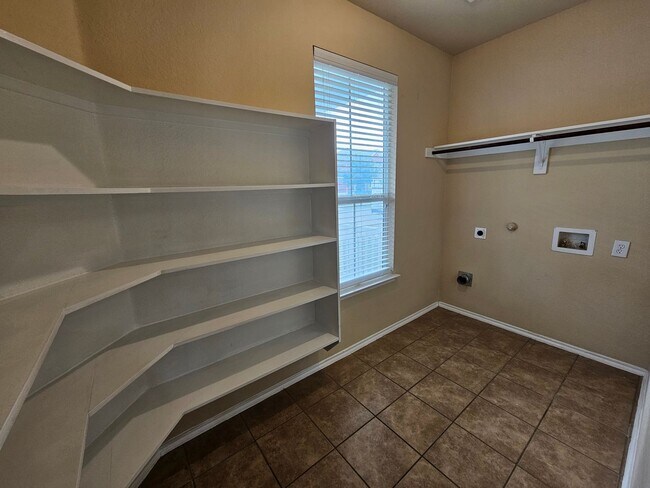 Building Photo - Available now ready for immediate move in  $500 off second month's rent move in special