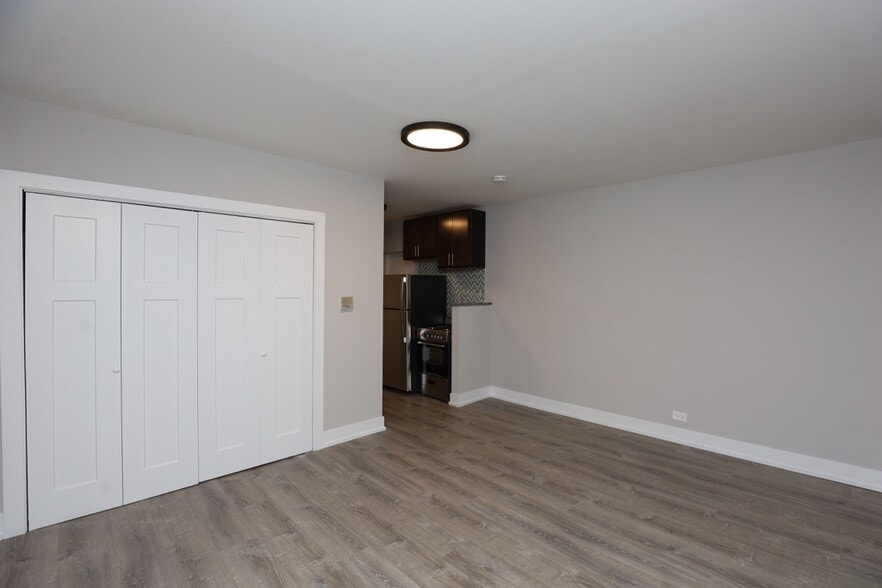 Building Photo - 747 W Cornelia Ave