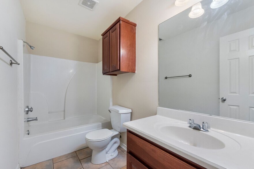 Building Photo - Prime Location! Spacious 4-Bed, 4-Bath Home Near Texas A&M!