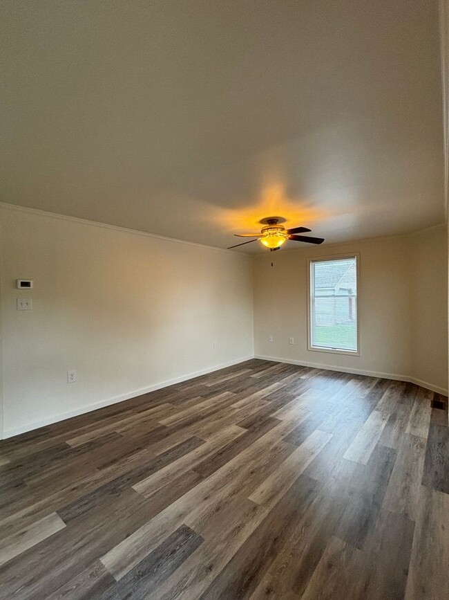 Building Photo - Gorgeous 3 Bedroom 1.5 Bathroom with Huge ...