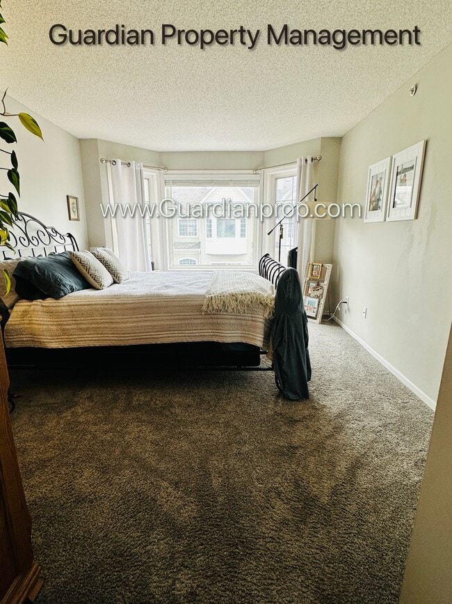 Building Photo - Minnetonka Town Home, Balcony, Washer/Dryer, Dishwasher, Available June