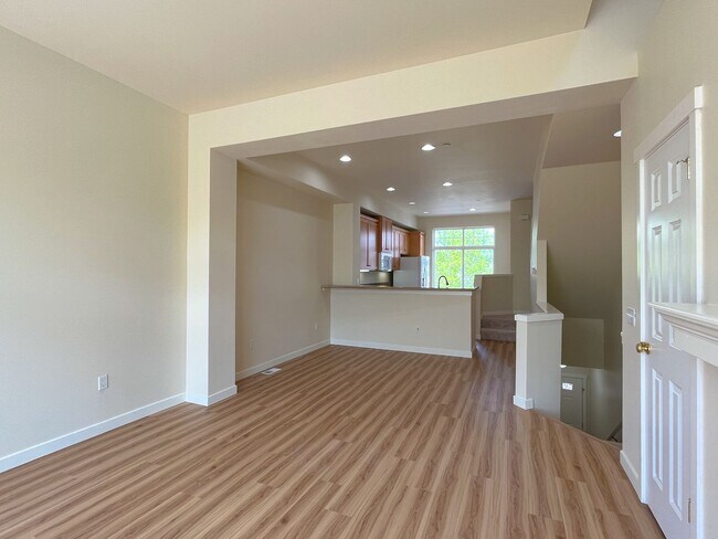 Building Photo - $300-off one month's rent! 2 Bed / 2.5 Bat...