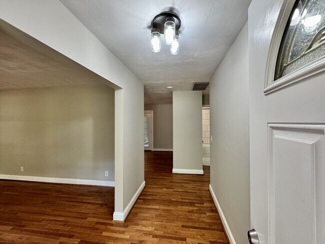 Building Photo - Recently Updated 4-Bedroom Ranch Home w/a 2 Bedroom Guest Cottage! Ready 04-23-26! Pet Friendly Home