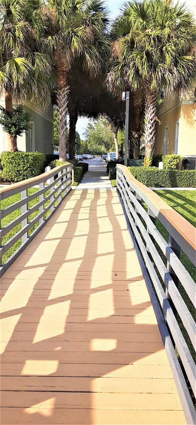 Building Photo - 909 NW 18th Ave