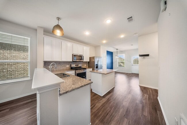 Primary Photo - 25631 Bottlebrush Sedge St