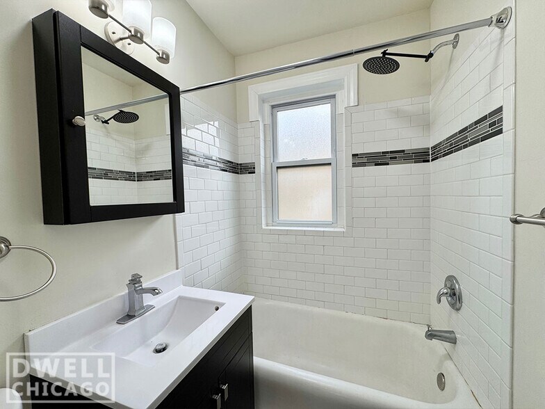 Building Photo - 3820 N Greenview Ave