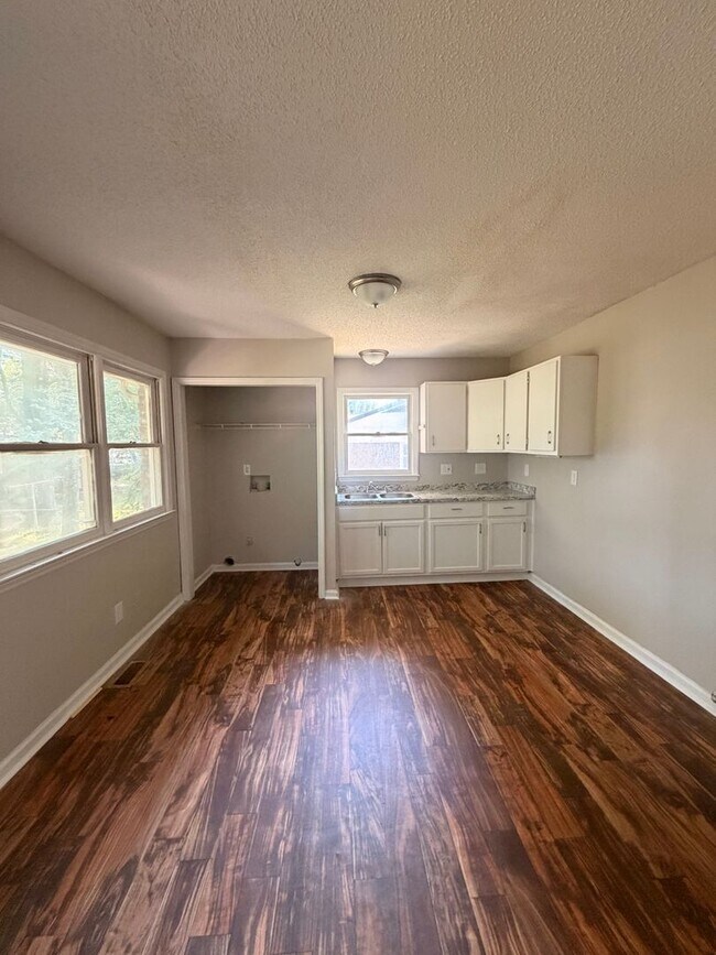 Building Photo - 6108 Castle Ct