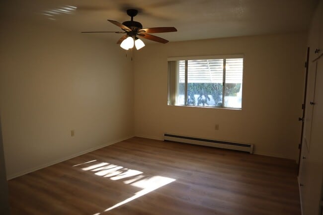 Building Photo - Livable, Lovable, & Avaiable!