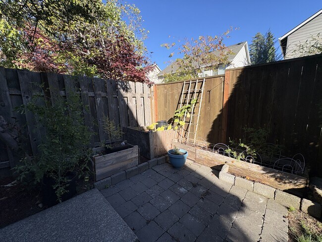 Building Photo - 12982 SW Kameron Way