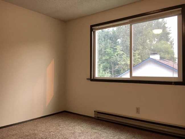 Building Photo - Don't Miss This Beautiful 2 Bed, 1 Bath To...