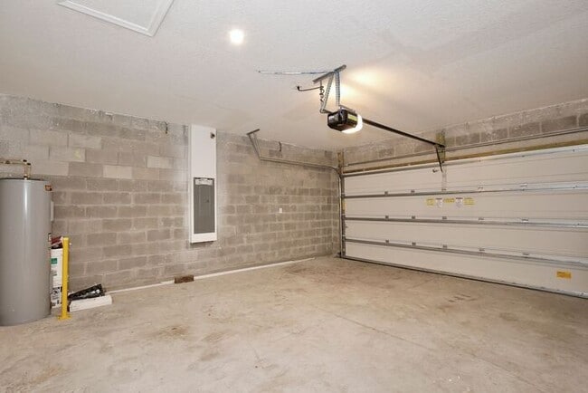 Building Photo - Effortless Living in a Modern 3-Bed Home w...
