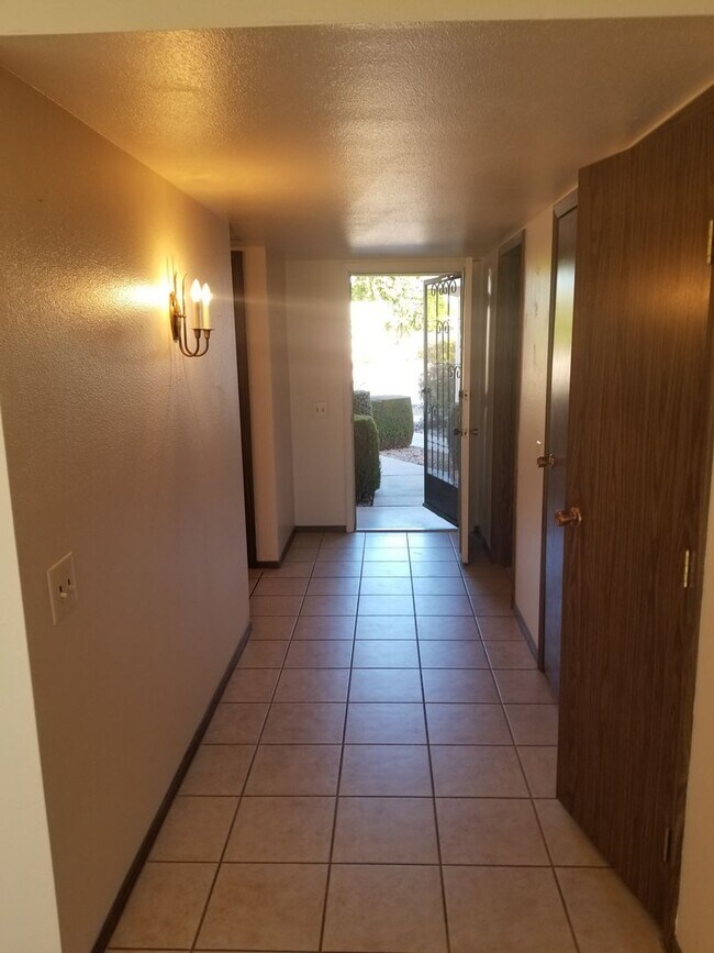 Building Photo - Spacious 2 bedroom 2 bath Condo
