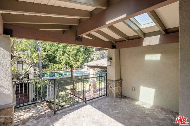 Building Photo - 627 Elm Dr