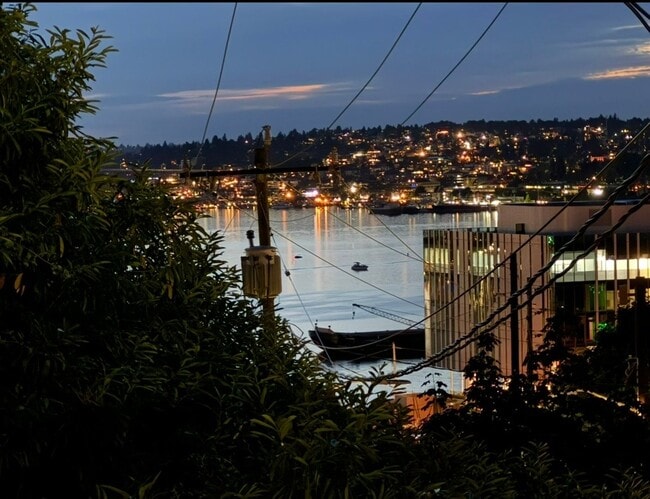 Building Photo - Aloha