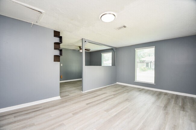 Building Photo - 12015 Osage Park Dr