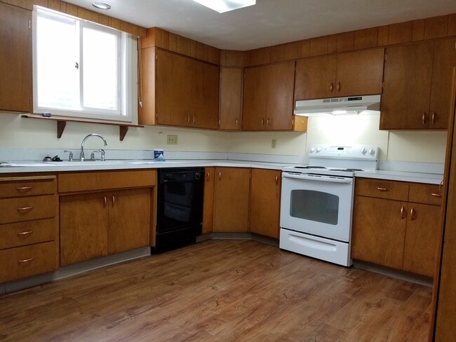 Building Photo - Spacious 2+ Bedroom Lower-Level Apartment ...