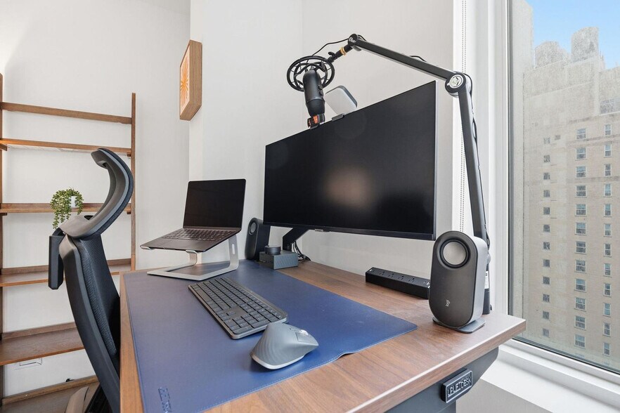 Building Photo - 68 W 37th St