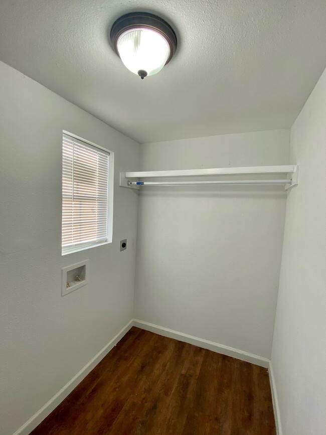 Building Photo - 1 Bed 1 Bath Home Available!
