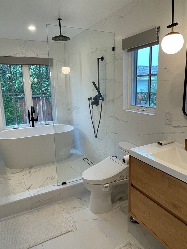 Building Photo - Stunning new build, top of the line everything, walk to town location, close to schools! INCLUDES...