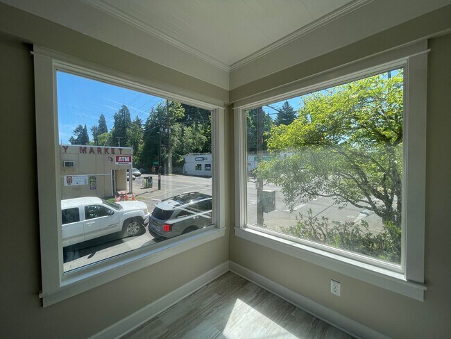 Building Photo - Beautiful Newly Remodeled Unit in Buckman with Washer/Dryer, A/C