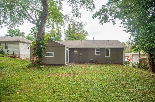 Building Photo - Beautiful Kansas City Home with LVP Floori...