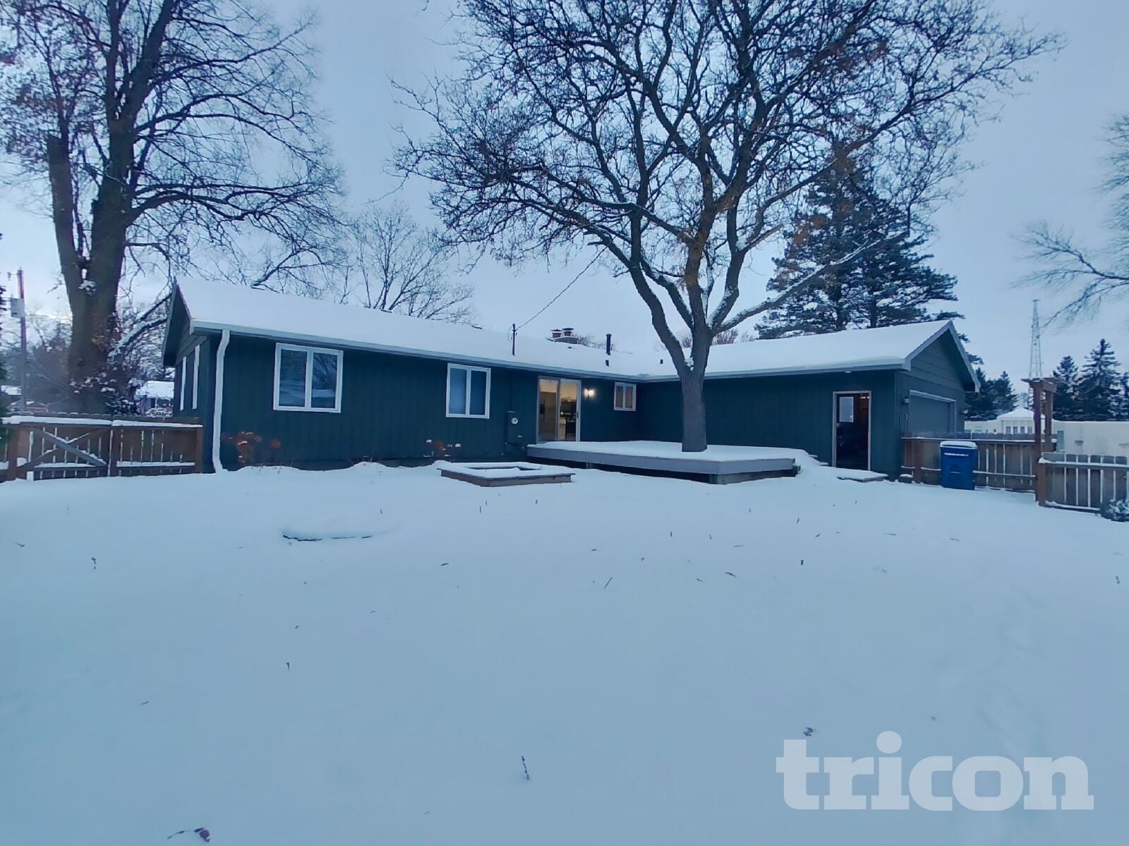 Building Photo - 820 Shenandoah Ln N