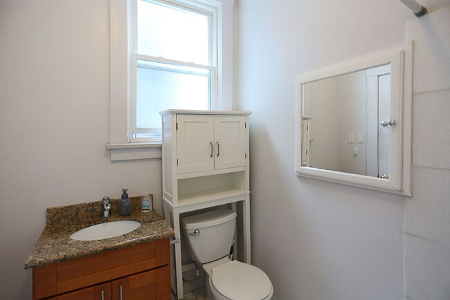 Building Photo - Top, third floor 2BR/1BA on Nob Hill class...