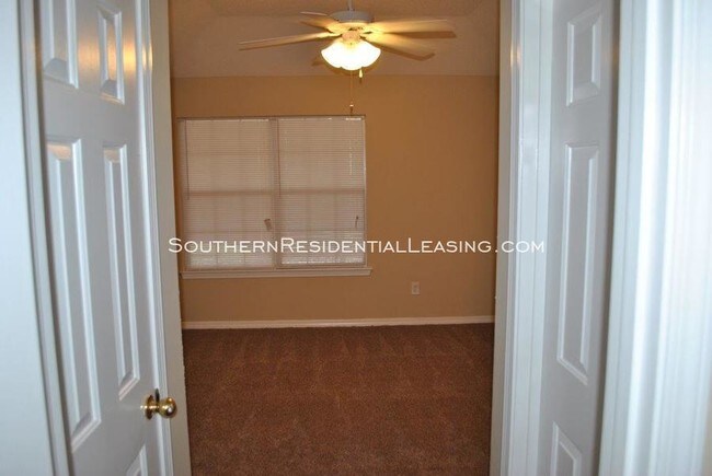 Building Photo - 880 Willow Bridge Dr W