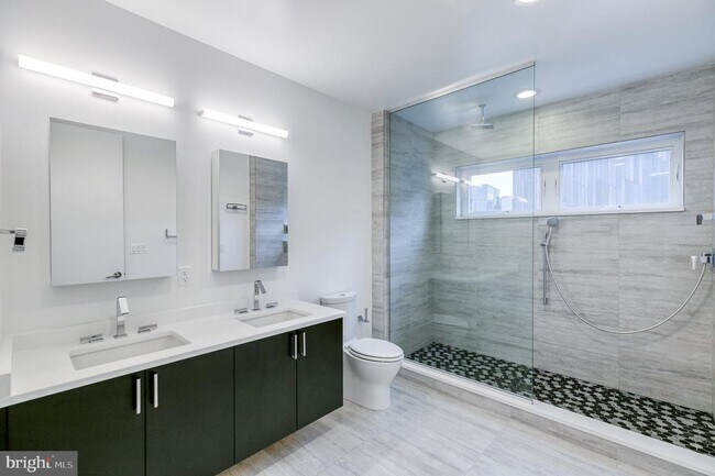 Building Photo - Northern Liberties Townhome with Parking