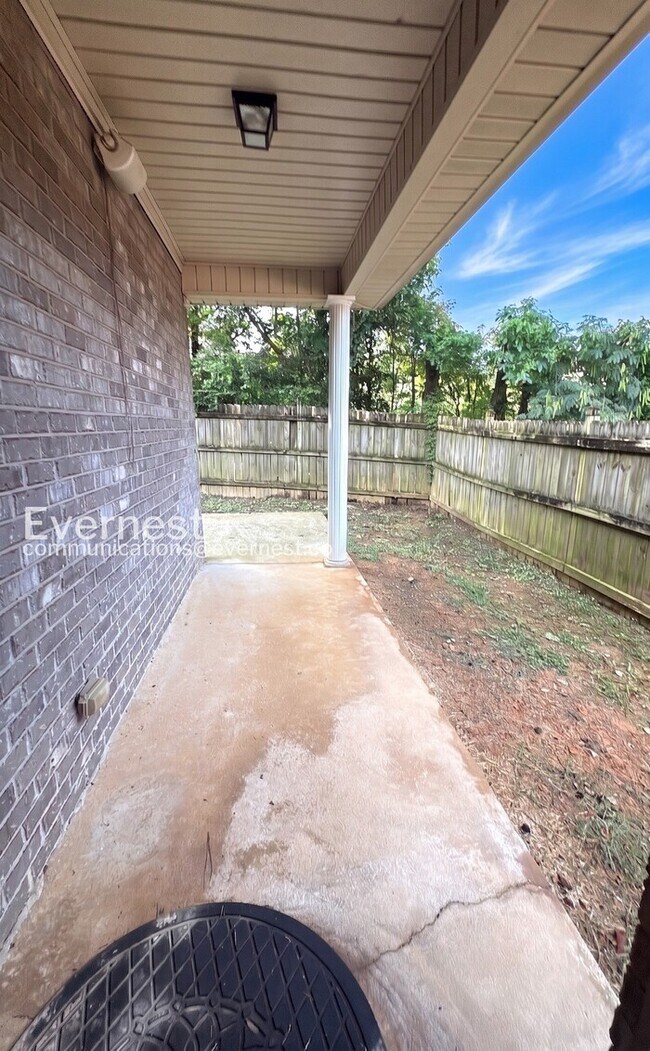 Building Photo - 3 Bed, 2 Bath Home with Garage / Available Now!