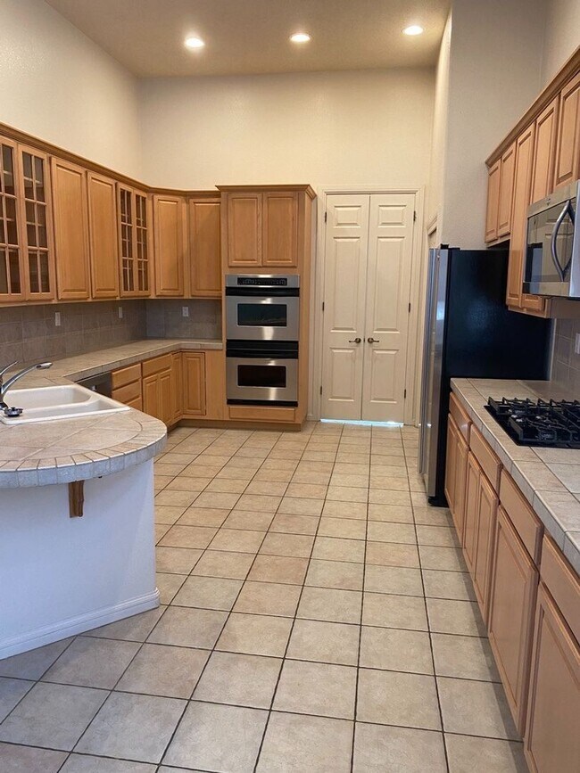 Building Photo - Beautiful 4 bedroom 3.75 bath in gated com...